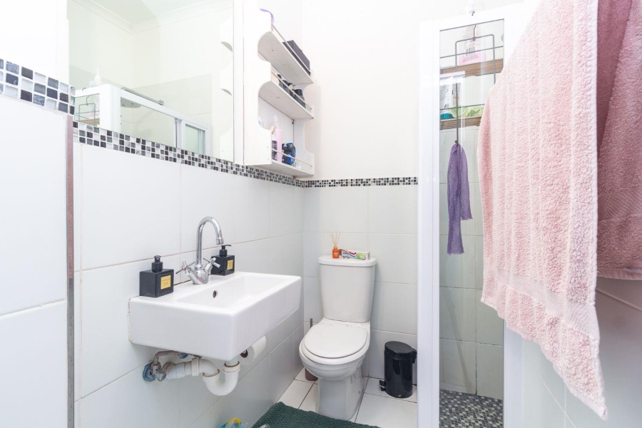 2 Bedroom Property for Sale in Vredehoek Western Cape
